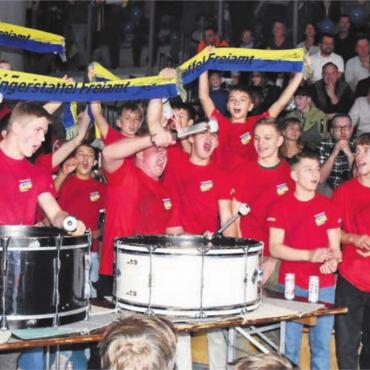 Alle sind sich einig: Es wird knapp - Die RS-Freiamt-Fans geben vor einer Woche in Willisau Vollgas. Mathias Meier (rechts) haut auf die Pauke. Bild: Joe Bossert