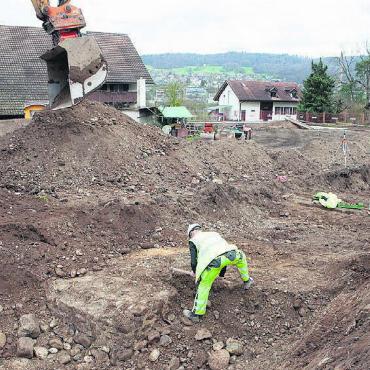 Komplex von grosser Bedeutung - Bereits beim Voraushub kam erneut ein massives Mauerfundament zum Vorschein. Bild: Kanton Aargau