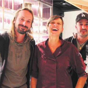 Es ist angerichtet - David Meier, Barbara Ziörjen und Adriano Meyer (von links) freuen sich über die erstmalige Zusammenarbeit an der nächsten Bond-Night. Bilder: Monica Rast / zg