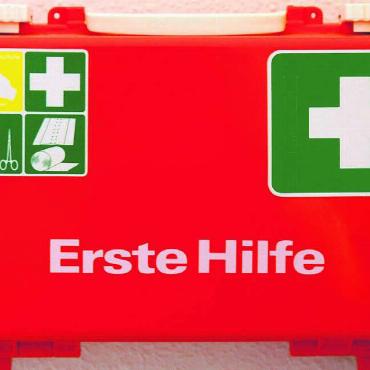 Ersthelfer überbrücken Zeit - Im Notfall ist schnelles Handeln gefragt. Bild: S. Hofschlaeger / pixelio.de