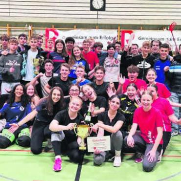 Gemeinsam zum Erfolg - Gesamtbild der erfolgreichen Teams in der Hofmattenhalle: So sehen zufriedene Sieger aus.