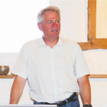 Leitung muss verträglich sein - Der Verein VSLR-Präsident Stephan Bärtschi zeigte Möglichkeiten auf, sich doch noch gegen die Strommasten zu wehren. Bild: Stefan Treier