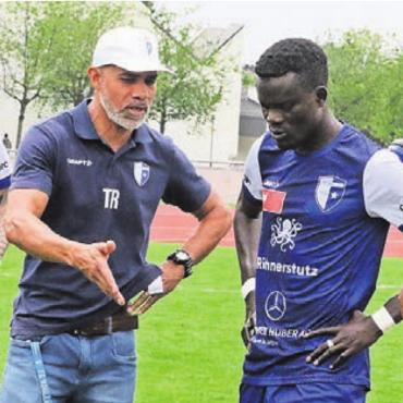 «Wir sind unter Druck» - Trainer Piu (links) im Gespräch mit Ex-Profi Sangoné Sarr. Bild: jl