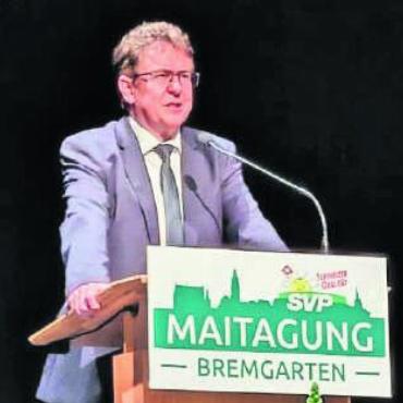 Zuckerbrot und Peitsche - Albert Rösti sprach in Bremgarten vor ausverkauftem Haus. Bild: huy