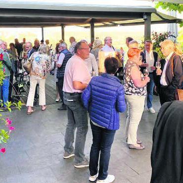 Rebbau zwischen Alpen und Adria - Die verkosteten Weine begeistern – schon beim Apéro auf der Terrasse. Bild: zg