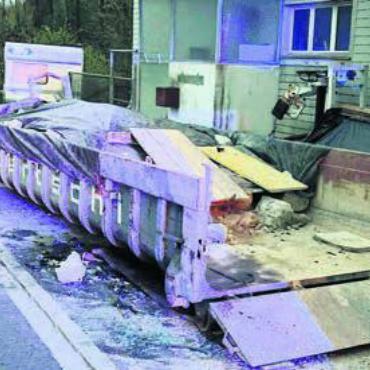 Auto kollidiert mit Mulde - Totalschaden am Auto, geringer Sachschaden an der Mulde und verletzt wurde niemand. Bild: pz