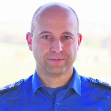 Voller frischer Energie - Simon Bachmann ist seit 2015 Teil der Regionalpolizei und übernimmt nun deren Leitung. Bild: zg