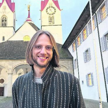Aufgeregt und voller Vorfreude - Hinter ihm die Klosterkirche, neben ihm der Singisenflügel – Pascal Hüppi fühlt sich wohl in Muri. Bild: Annemarie Keusch