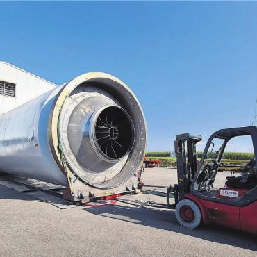 Wenn ein Kran allein nicht reicht - Genaues Zirkeln nötig: Nach rund vier Monaten sind die zwei riesigen Trommeln fertig und warten jetzt auf den Abtransport. Bild: zg