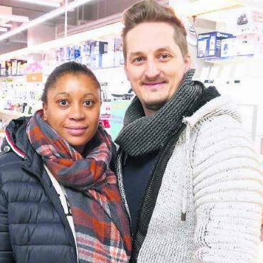Krisensituation – was nun? - Mike Imhof (als Feuerwehrmann) und Jodian Brown kennen die Details und auch den Standort des NTP in ihrer Wohngemeinde Zufikon.