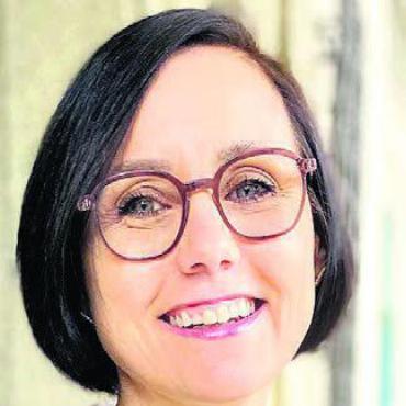 «Fast nur Stroh im Kopf» - Museumsleiterin Petra Giezendanner liebt Stroh. Bild: zg