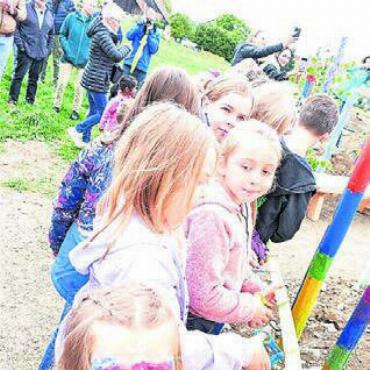 Paradies für die Kleinsten im Dorf - Das Durchschneiden des Eröffnungsbandes übernahmen die Kinder gleich selber.