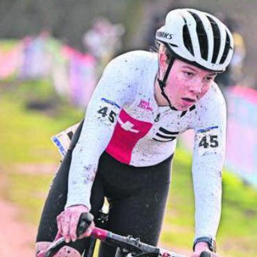 Unter den besten fünf - Zweimal gestürzt, voller Schlamm und trotzdem nicht aufgegeben: Shana Huber. Bild: Elisa Haumesser