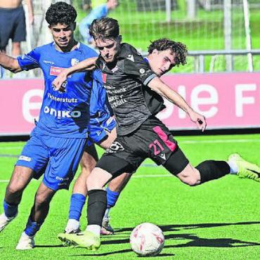 Derbys, Debüts und viel Hitze - Luca Nascimento (links) und der FC Wohlen spielten im Final gegen den FC Baden. Die Badener konnten sich knapp mit 2:1 durchsetzen.