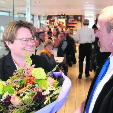 In Zukunft stark gefordert - Verstärkung für den Verwaltungsrat: Thomas Lindenmann gratuliert Marianne Wildi zur Wahl und ist überzeugt, dass sie eine Verstärkung für die SGH ist. Bild: Chregi Hansen