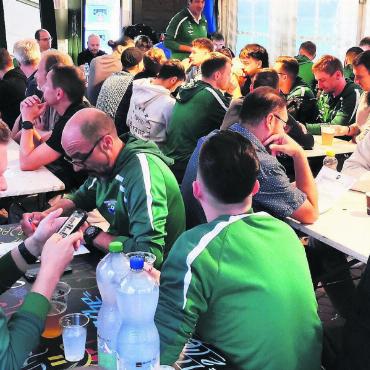 Volles Haus auf der Zinsmatten - Grossaufmarsch zur Generalversammlung. Die Clubmitglieder interessieren sich für das Geschehen im FC Bünz-Maiengrün. Bild: nau