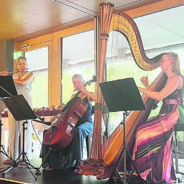Schulbetrieb wie eine Sinfonie - Sorgten für ein stimmungsvolles musikalisches Ambiente: an der Querflöte Sabina Bürger, am Cello Nora Bürger und an der Harfe Jana Bürger.