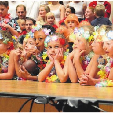 Wenn Güüggen olympisch wird - Die Hula-Girls des Leichtathletik klein geniessen den grossen Applaus beim Schlussbild des ersten Teils. Bilder: Chregi Hansen