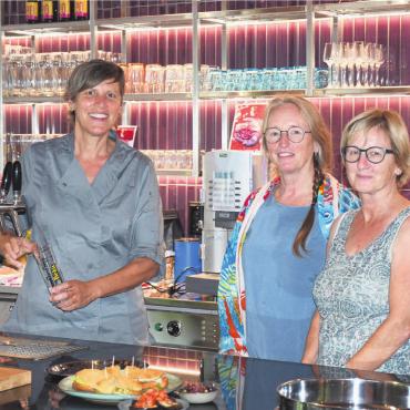 Wie ein modernes Wohnzimmer - Die Geschäftsleitung wird im Restaurant Leo oft anzutreffen sein (v. l.): Barbara Ziörjen (Chefköchin), Monika Küng (Präsidentin Verein Leo) und Barbara Oswald. Bilder: Daniel Marti