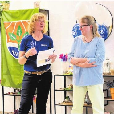Abend voller Gemeinschaft - Präsidentin Miranda Jäggi (links) ehrt die abtretende Jrene Köpfli mit der Ehrenmitgliedschaft. Bild: zg