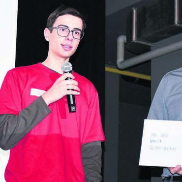 Wunschliste mit Potenzial - Der Höhepunkt der Jugendsession: Das Co-Präsidium des Jugendrates – Leonie Waldner und Lars Gutknecht – übergibt die Anliegen an Gemeindeammann Arsène Perroud.