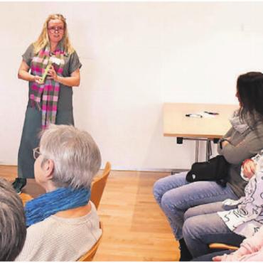 «Glück kann man teilen» - Präsidentin Christine Bächer konnte im Chappelehof etliche interessierte Frauen begrüssen.