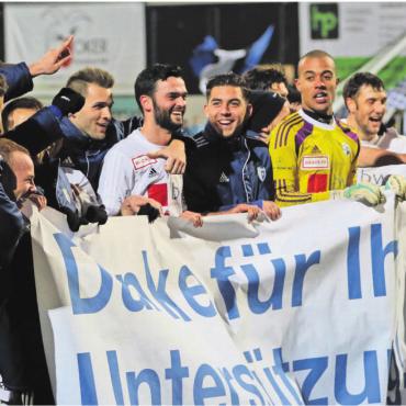 Eine Saison zum Küssen - Wintermeister in der Challenge League. Am 7. Dezember 2014 feiern die Wohlen-Spieler mit den Fans diesen einmaligen Titel. Bild: Stefan Sprenger / Archiv