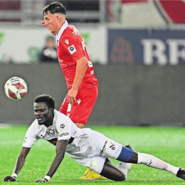 Unmoralischer Abgang - November 2022: Sangoné Sarr (unten) spielt für Schaffhausen in der Challenge League. Kommt er nun zu Wohlen? Bild: Freshfocus
