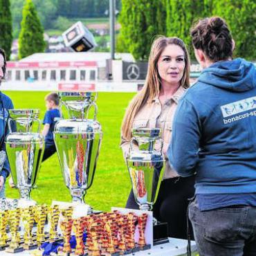 Freude für kleine Fussballer - Auto Kunz war der Hauptsponsor des Turniers. Carla Vicedomini (2. v. r.) hat als Vertreterin des Unternehmens die Pokale übergeben.