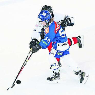Heisser Tanz auf kaltem Eis - Im U13-Spitzenkampf zwischen den GCK Lions und dem HC Gstaad-Saanenland hat sich der Eishockey-Nachwuchs nichts geschenkt.