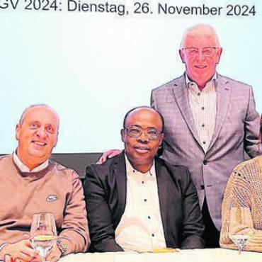Austritte machen Sorgen - Die Kirchenpflege sucht Verstärkung (von rechts): Marco Zavalloni, Hans-Ulrich Pfyffer, Arlette Bär, Präsident Josef Brunner, Ignatius Okoli (Leitender Priester) und Italo Valentino, unterstützt von Sonja Zeindler (Sekretariat). Bild: Walter Minder