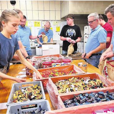 Säckli für den guten Zweck - Die Mitglieder und das Umfeld des Kiwanis Club Lindenberg befüllen die rund 2000 Säckli während eines ganzen Tages. Bild: zg