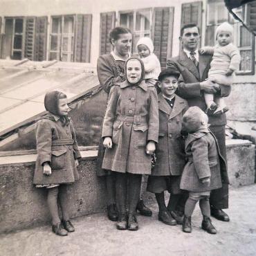 Aus Liebe zur Natur - Firmengründer Emil Huber mit seiner Frau Anne und ihren sechs Kindern. Alle arbeiteten später im Familienbetrieb mit. Die Aufnahme stammt aus dem Jahr 1945. Bilder: zg