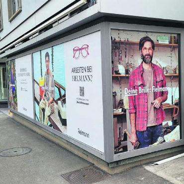 Der Marktführer kommt ins Freiamt - Noch wird hier fleissig gearbeitet, aber schon bald können sich Kunden hier beraten lassen und sich eine passende Brille aussuchen: die neue Fielmann-Filiale an der Zentralstrasse. Bild: chh