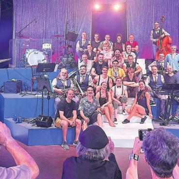 Monti hebt zum Jubiläum ab - Kreativteam, Artisten, Musiker: Der ganze Circus Monti freut sich, die neue Show endlich dem Publikum präsentieren zu dürfen.