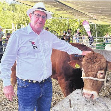 Erst belächelt, dann gefeiert - Jakob «Köbi» Frischknecht und Siegermuni «Rammo». Er hat für den Anlass in Villmergen sein ganzes Herzblut und viel Zeit geopfert. 
Bild: Stefan Sprenger