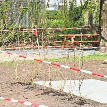 Ab sofort keine Sorgen mehr - Der Spielplatz Anglikon erhielt mit Sitzbank und Sträuchern eine neue Gestaltung. Sträucher, die bei Eltern Angst auslösten, wurden bereits wieder ersetzt. Bild: Monica Rast