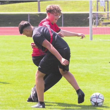 Riesige Beliebtheit - Zuerst Schiedsrichter, dann Spieler: Atlant Krasniqi (rotes Shirt).