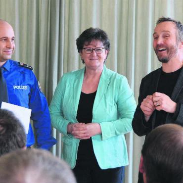 «Sie ist eine Chrampferin» - «Kopf des Monats» ist die strahlende Milly Stöckli, umgeben von Simon Bachmann (links) und Hans-Peter Budmiger. Bild: Archiv