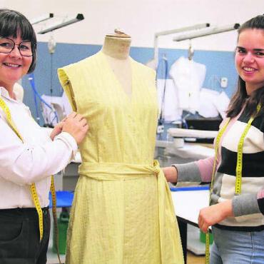 Frische Designs und kreative Looks - Die Co-Leiterinnen Regula Siegenthaler und Leandra Fricker präsentieren mit ihren Lernenden den Modeapéro zum ersten Mal unter dem neuen Label. Bild: Archiv