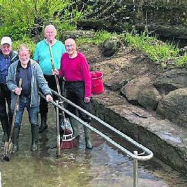 In Frühlingsstimmung - Das fleissige Putzteam bei der Arbeit in der Kneipp-Anlage Chlostermatte. Bild: zg