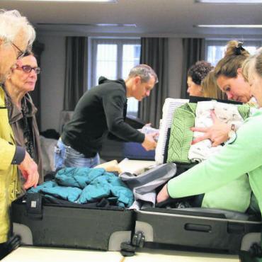Nur ein Tropfen - Vor allem Kleider wurden an der Sammelaktion im Emanuel-Isler-Haus abgegeben. Kontrolliert und sortiert wurden sie in die entsprechenden Kisten gepackt. Bild: Monica Rast