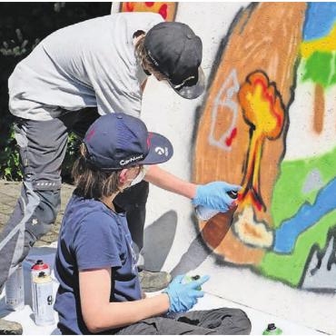 «Welche Farbe hat mein Glaube?» - Während des Workshops entstanden fantasievolle Graffitis.    Bilder: tre