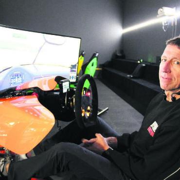 Treffpunkt für Adrenalinjunkies - Peter Raidt geniesst den realitätsnahen Rennspass im Simulator. Bilder: Monica Rast