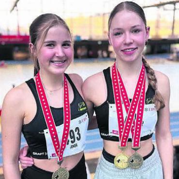 Ein historischer Erfolg - Livia Krattinger (rechts) holt gleich zwei Medaillen. Fiona Jeker holt Bronze. Bilder: zg