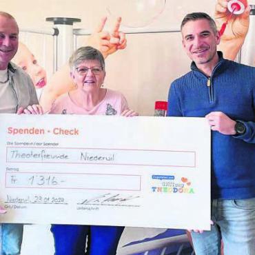 Kindern eine Freude machen - Übergabe an die Stiftung Theodora in Hunzenschwil (von links): Markus Humbel, Präsident Theaterfreunde, Jolanda Schmid, Aktuarin Theaterfreunde, und David Utz, Stiftung Theodora. Bild: zg