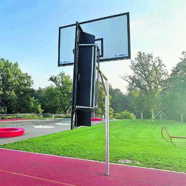 Schon wieder wüten Vandalen - In der Nacht auf Sonntag wurden Platz und Bandenelemente herausgerissen und in der ganzen Umgebung verstreut. Am Reussufer, in Gebüschen – und sogar im Basketballkorb.