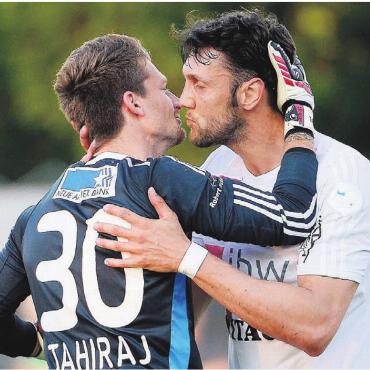 Eine Saison zum Küssen - Eine Szene aus der Saison 2014/15: Der Ex-Bundesligaspieler Kevin Pezzoni (rechts) bedankt sich mit einem Küsschen bei FCW-Goalie Flamur Tahiraj. Bilder: Freshfocus/spr
