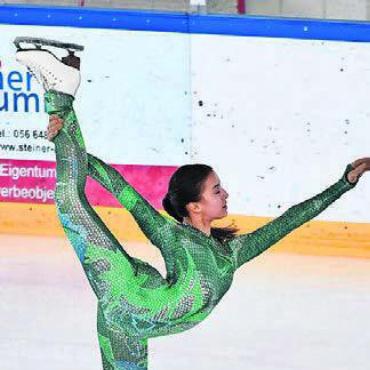 Zirkusnummern auf dem Eis - Nikki Gottet verzaubert mit ihrer Kontorsionsnummer.