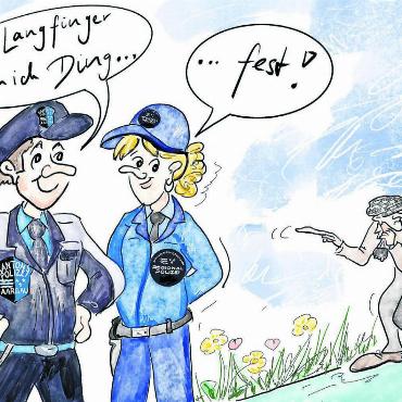 Das duale System klappt bestens - «Die Polizei, dein Freund und Helfer.» «Tja, als Etschgi habe ich ja immer noch ‹ächli› Respekt und mache gern einen Bogen um die Polizei ... doch bin ich froh, machen alle einen guten Job, egal ob als Regional- oder Kantonspolizei. Merci dafür. Das duale System hat funktioniert und wird weiter so angewendet. Da braucht es Aufgabenbereiche und Kommunikation. Das kann man sich auch aufteilen», schreibt die Karikaturistin. Bild: Etschig